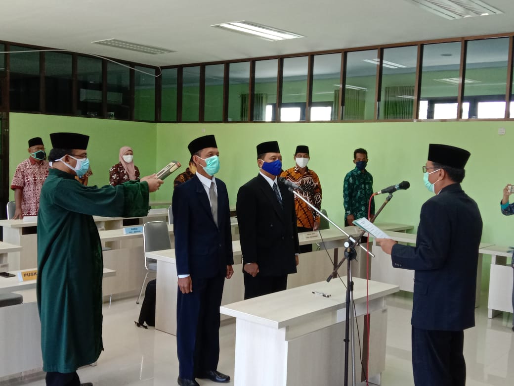 CAMAT SEYEGAN MELANTIK PENJABAT KEPALA DESA MARGOLUWIH DAN MARGOAGUNG