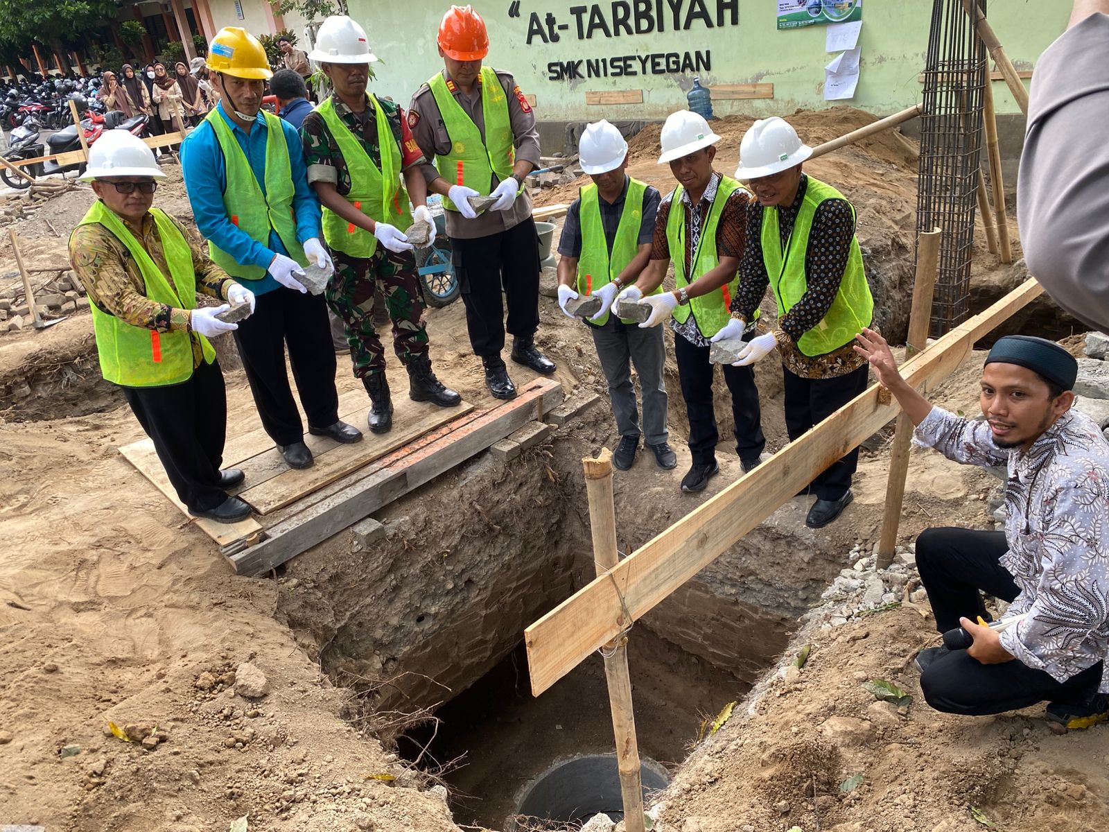Panewu Hadiri Peletakan Batu Pertama Pembangunan Masjid At-Tarbiyah SMK N 1 Seyegan