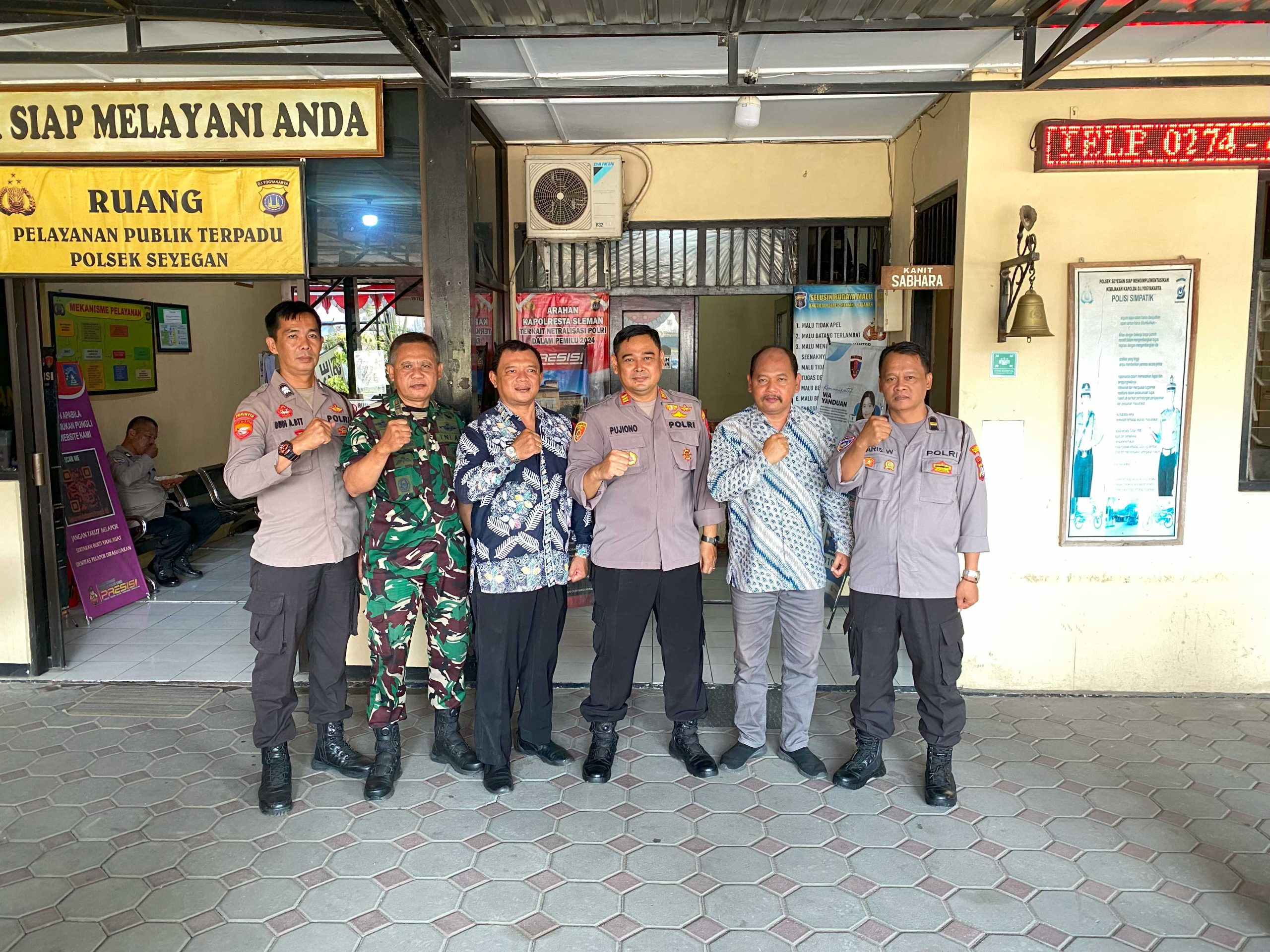 Panewu dan Danramil Silaturahmi ke Polsek Seyegan Rayakan HUT ke-79 Bhayangkara, Perkuat Sinergitas Tiga Pilar