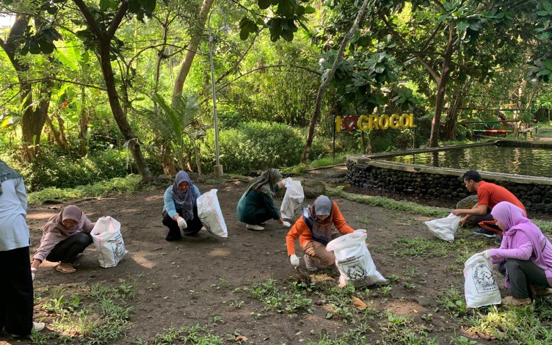 Bersih Sungai di Desa Wisata Grogol, Aksi WCD Kapanewon Seyegan
