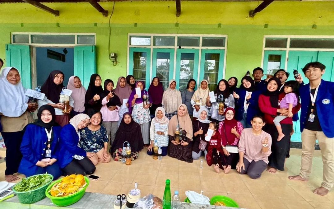 Praktik Pembuatan Eco Enzym Sebagai Aksi Nyata Menuju Kampung Lebih Hijau