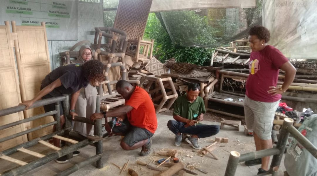 Training of Trainers untuk Pengrajin Bambu Fiji Digelar di Rosse Bambu Seyegan